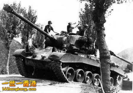 M26潘興戰車在仁川參與壓制T-34型坦克，1950年8月2日在釜山登陸的一輛屬於美國海軍陸.jpg