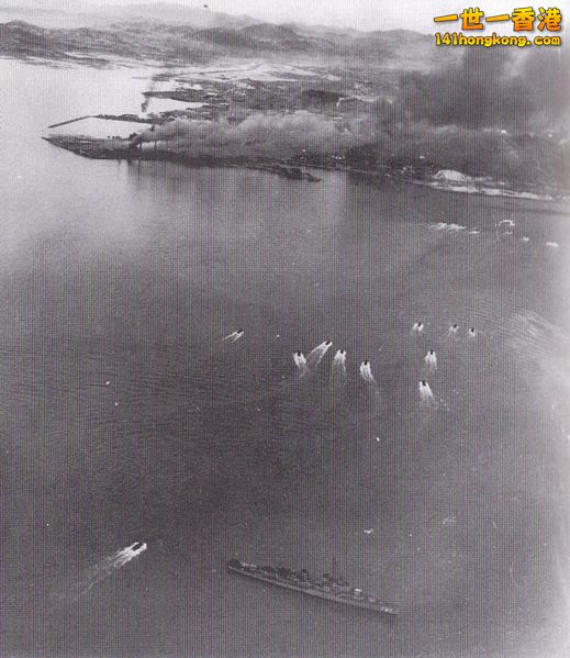 Landing craft of the first and second waves approach Blue Beach on 15 September 1950.jpg