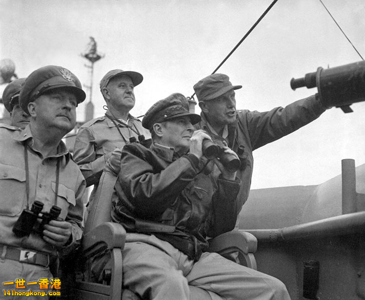 1950年9月15日，聯合國軍總司令道格拉斯·麥克阿瑟在麥金利山號巡洋艦上觀看仁川灘頭情況.jpg.jpg