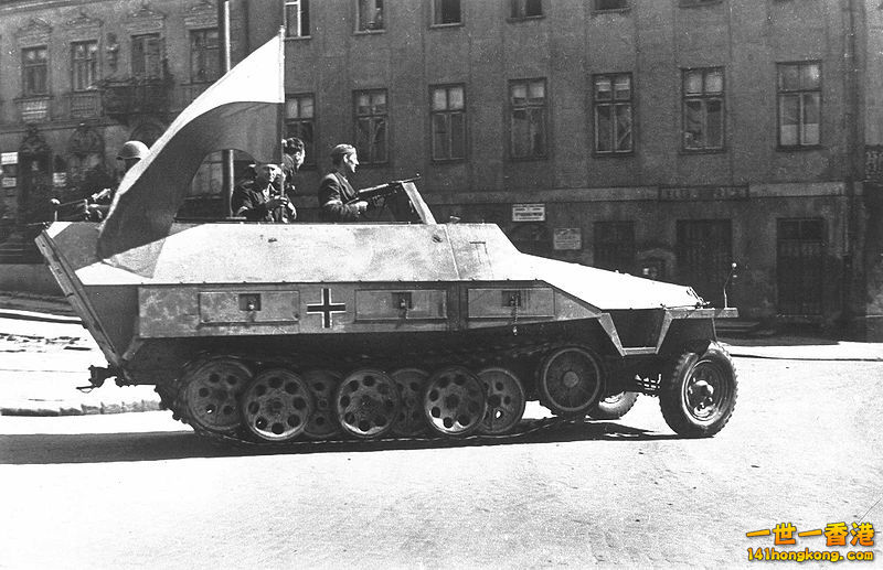 1944年華沙起義中，被波蘭軍擄獲的SdKfz 251.jpg