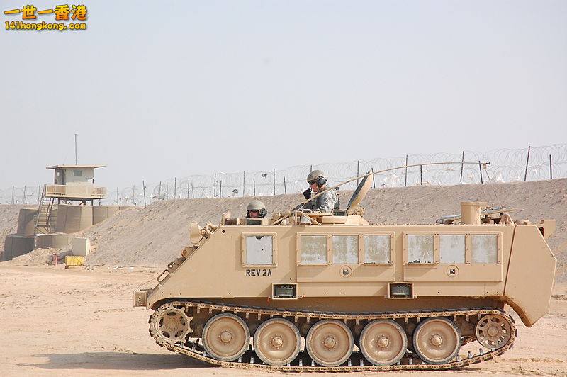2008年時伊拉克戰爭中Bucca拘留所前的一輛886遠征騎兵隊快速反應單位的M113。車上還有可部署的M18A1 闊刀地雷。.jpg.jpg
