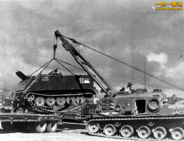 越戰中M88裝甲回收車正在回收受損M113.jpg