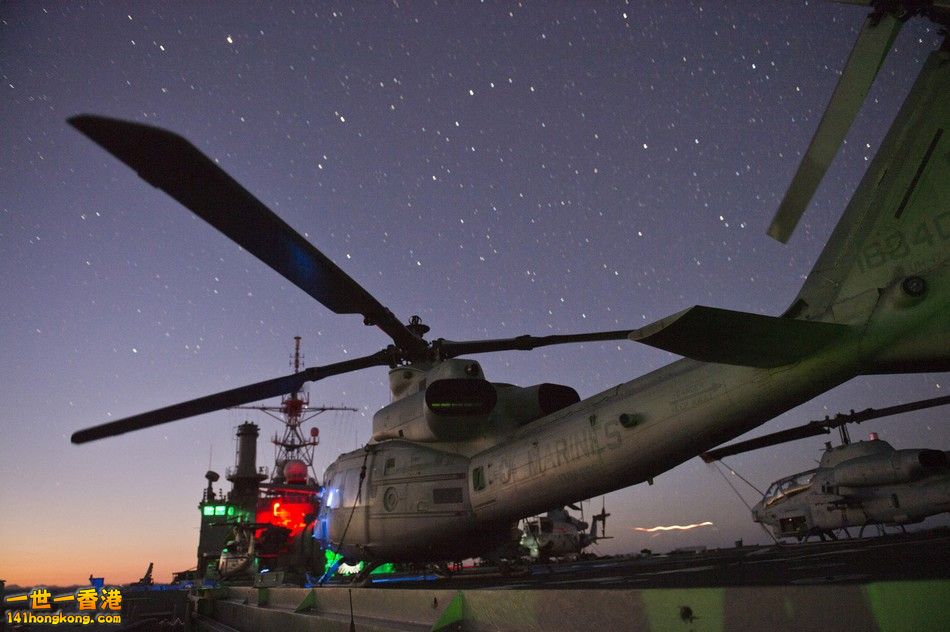 　　夜幕下美國海軍USS Denver (LPD 9)船塢登陸艦甲板上的UH-1Y直升機.jpg