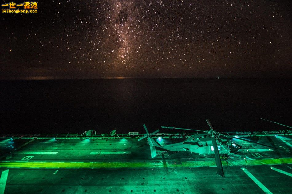 　　美國海軍USS Bonhomme Richard (LHD 6)兩棲攻擊艦上的MH-60S直升機.jpg