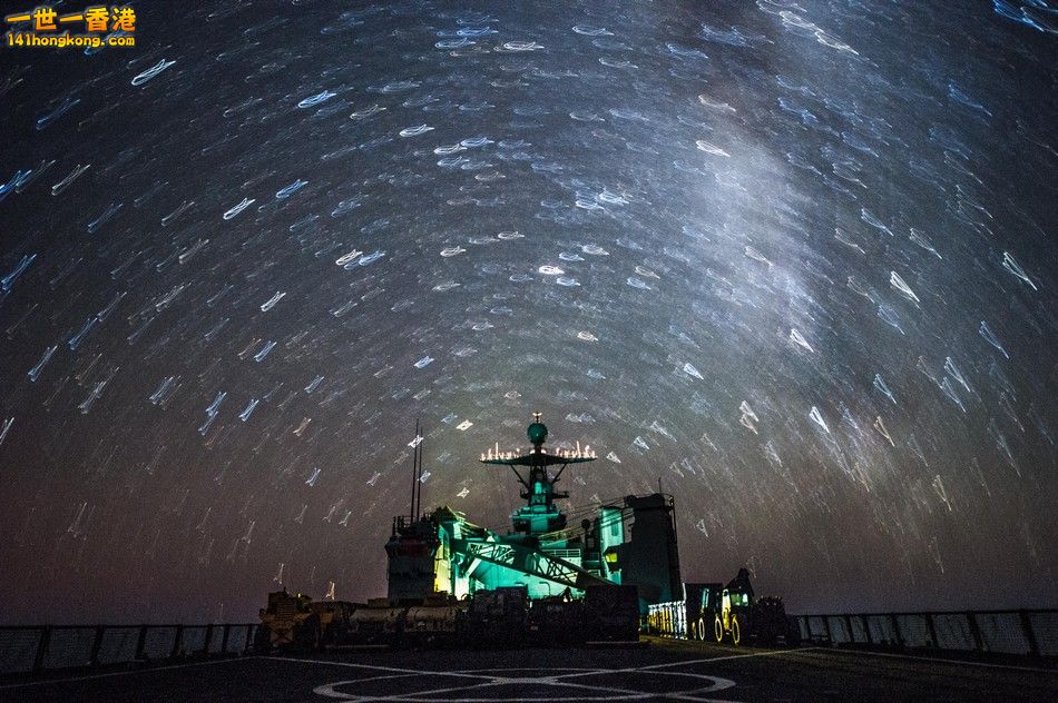 海軍USS Germantown (LSD 42)船塢運輸艦在夜色下航行_3.jpg