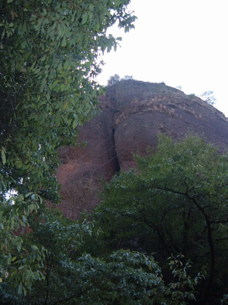 06公母山的母石，位于盐源县城西南五公里处，有对联称“旱莲开并蒂，阴阳造化无量;怪.jpg