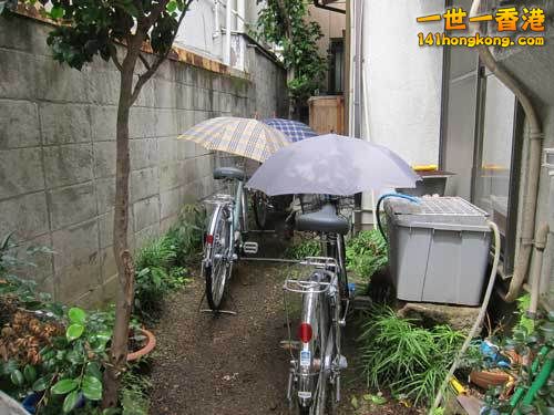 bicycle_umbrella_rainy_seas.jpg