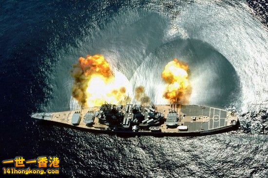 　　依阿華號戰列艦9門主炮右舷順次射擊，據稱可導致這艘排水量45000噸的龐然大物側移10米。.jpg.jpg