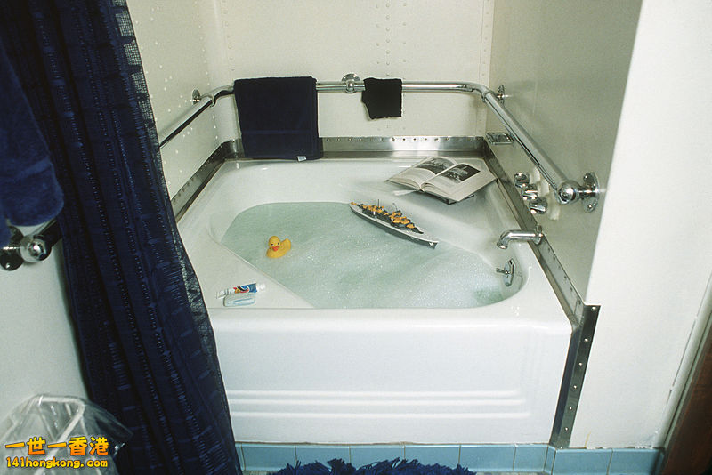 艾奧瓦號上的浴缸.jpg