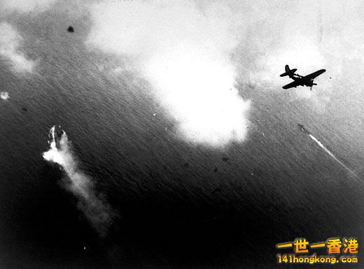 閃避地獄俯衝者轟炸的「大和」（左）。右方為秋月型驅逐艦。.jpg