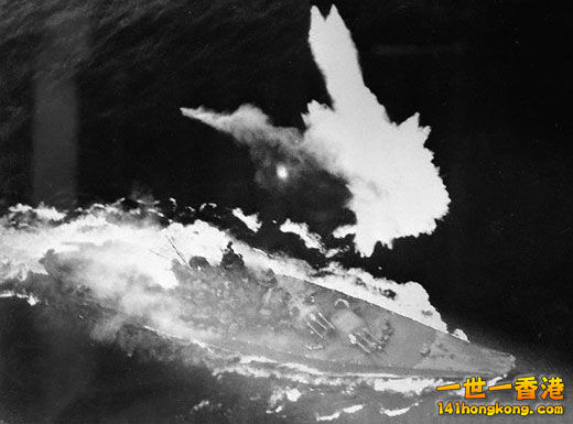 被美軍航空隊轟炸並在燃燒中的「大和」（1945年4月7日）.jpg