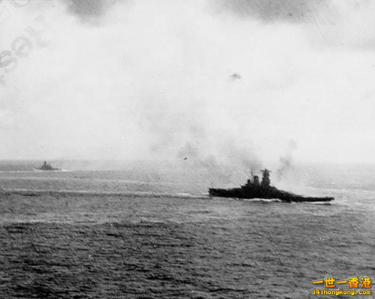 於薩馬島海被美軍軍機球發現的「大和」。後方為金剛型戰艦。.jpg