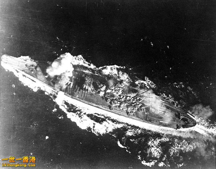 錫布延海海戰中被直擊彈擊中第一砲塔的「大和」（1944年10月24日）.jpg.jpg
