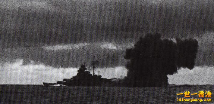 於1941年5月24日的丹麥海峽之戰中，由尤金親王號上看到的俾斯麥號向威爾士親王號開火的照片.jpg.jpg