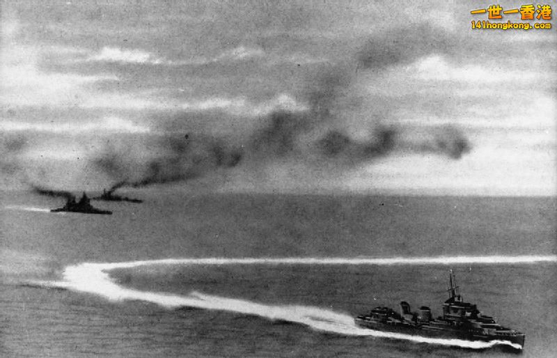 威爾士親王號(右前邊) 和 反擊號戰列巡洋艦 (左後邊）遭受日本空軍打擊，在前景處於機動位置的是快速號或伊萊克特拉號驅逐艦.jpg.jpg
