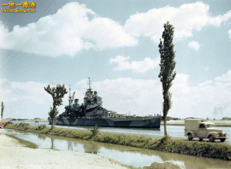 HMS Howe (32) passing Suez Canal 1944.jpg