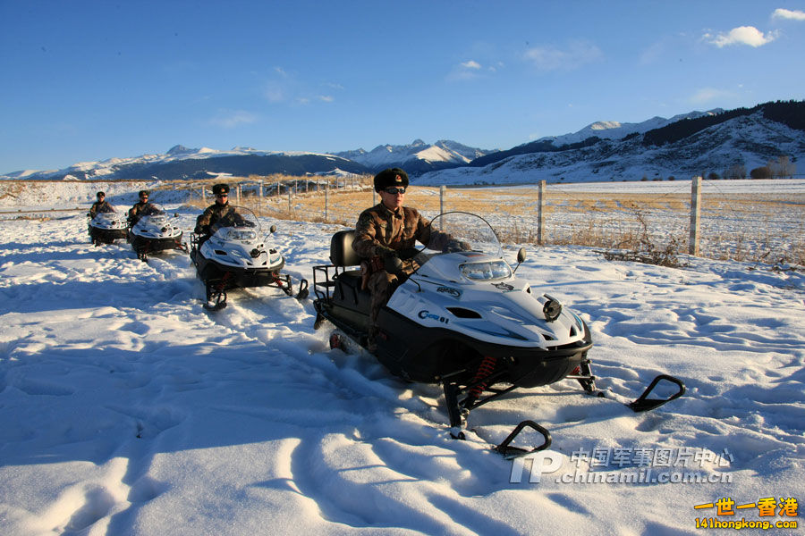 乘著摩托雪橇駛向最後一個巡邏點位.jpg