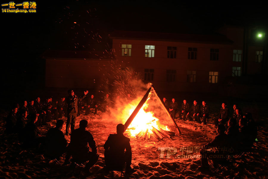 雪地篝火晚會，官兵享受別樣的美麗.jpg