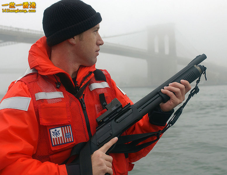 一名美國海岸警衛隊沿海安全暨警衛小隊隊員手持的M870配備崔吉康反射瞄準器與經過Speedfeed公司改造的槍托.jpg.jpg