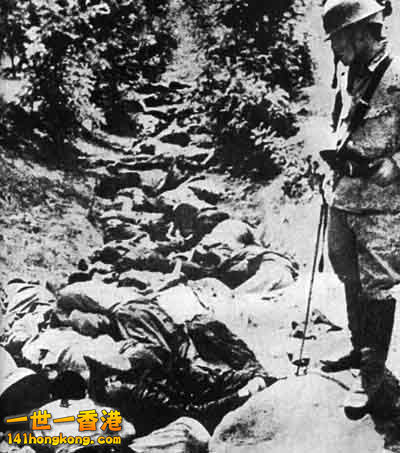 Chinese_killed_by_Japanese_Army_in_a_ditch,_Hsuchow.jpg