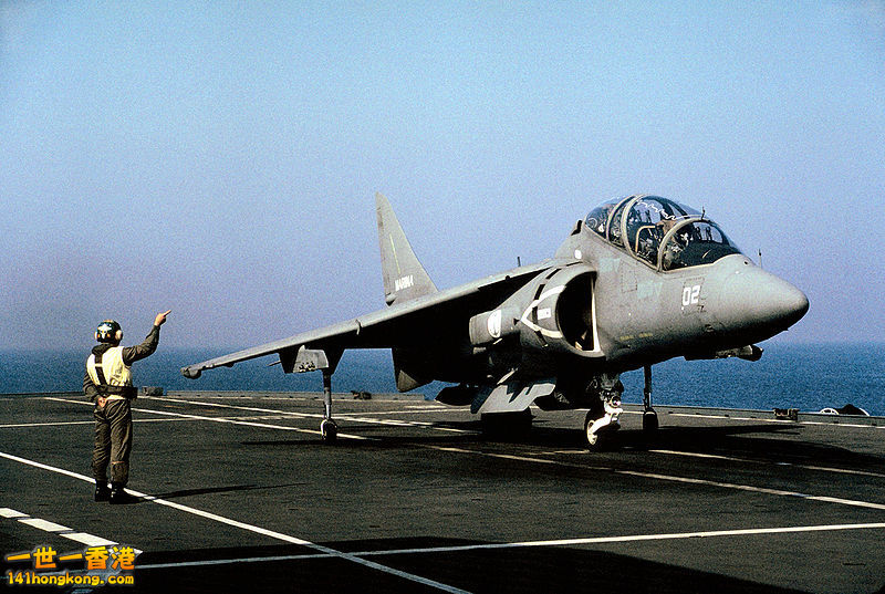 一架TAV-8B海獵鷹II式教練機降落在加里波底號上。.jpg