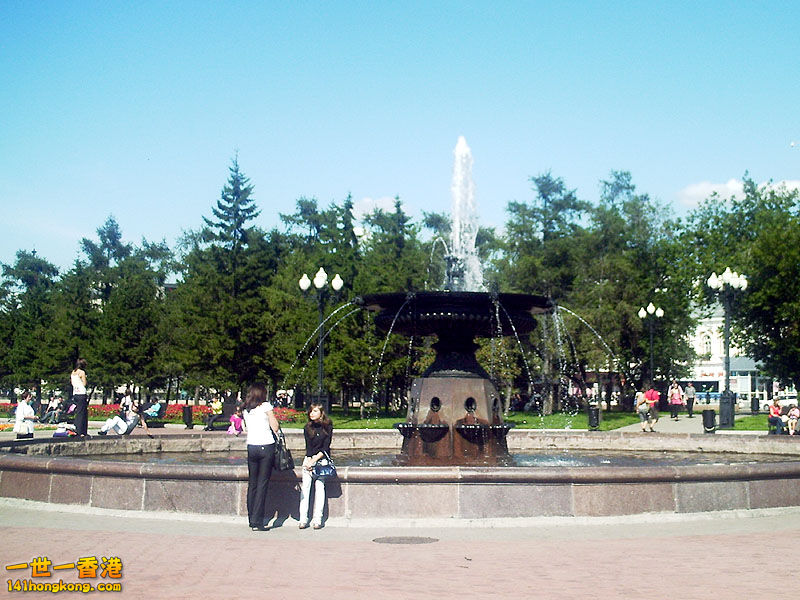 A fountain in Kirov Square.jpg