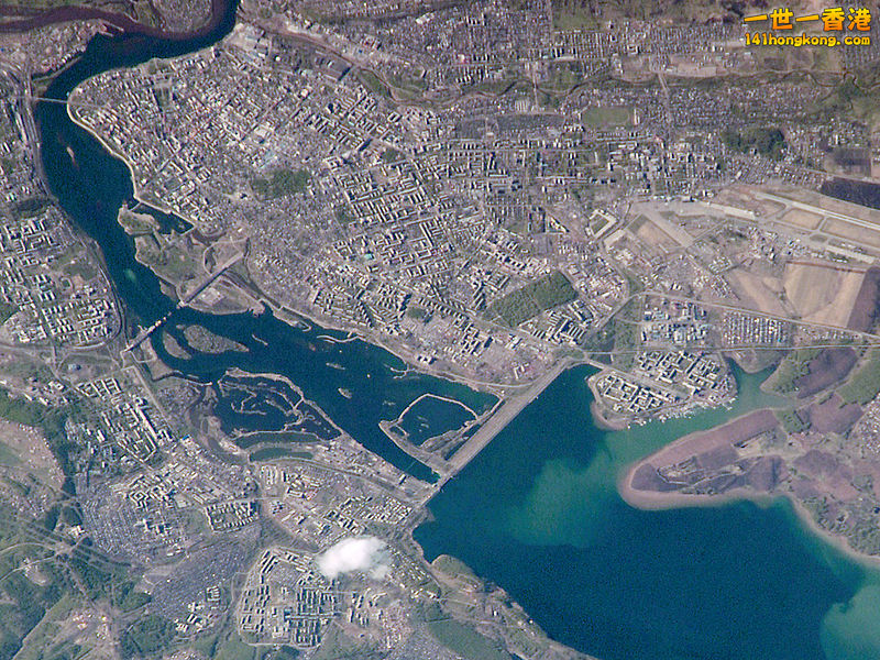 衛星照片，市中心在左上角.jpg