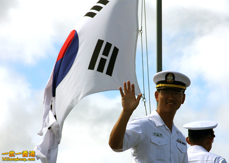 一位海軍士官登上文武大王號（DDH 976）.jpg