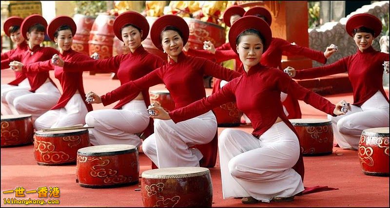 Women-in-traditional-Ao-Dai-dresses-serve-at-a-reception-to-mark-the-Chinese-New.jpg