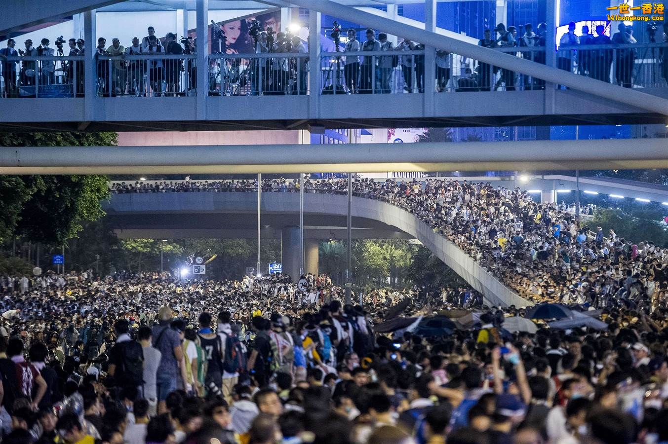ss-140928-hong-kong-protests-8.nbcnews-ux-1360-900.jpg