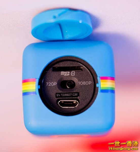 5打開鏡頭背面機身上的面蓋，便會見到microSD卡槽及Micro USB插頭，還有選擇攝錄1,080p或720p影片的模式選擇桿。.jpg.jpg