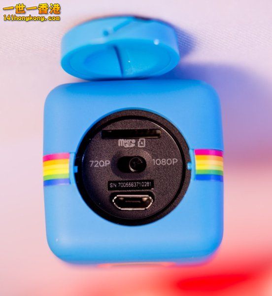5打開鏡頭背面機身上的面蓋，便會見到microSD卡槽及Micro USB插頭，還有選擇攝錄1,080p或720p影片的模式選擇桿。.jpg.jpg