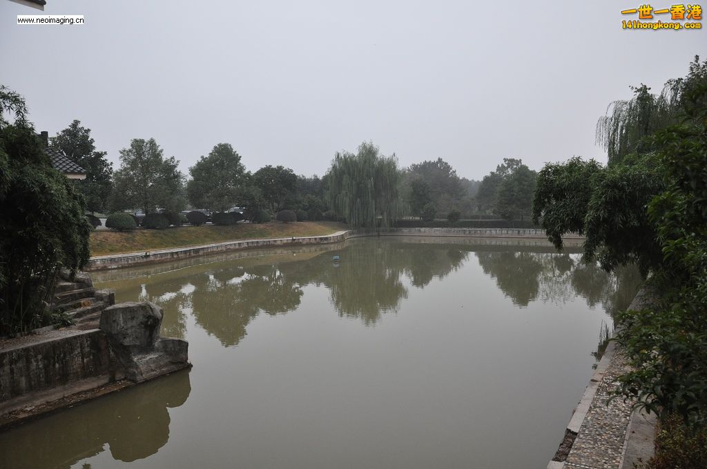 龍虎山內一渡假式酒店 連地下共三層 內裡有大大個人工湖 靚到暈