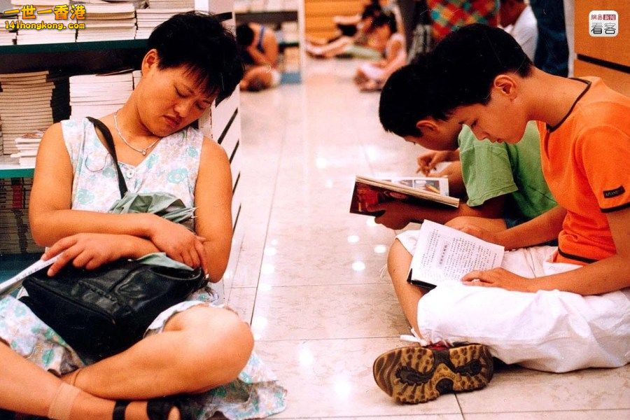 2 書店裏，母親在讀書的孩子旁邊打起了瞌睡.JPG
