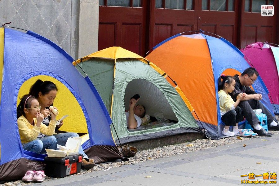 5 青少年中心外，搭起帳篷就地紮營，午餐時間家長和孩子在帳篷裏度過.JPG.jpg
