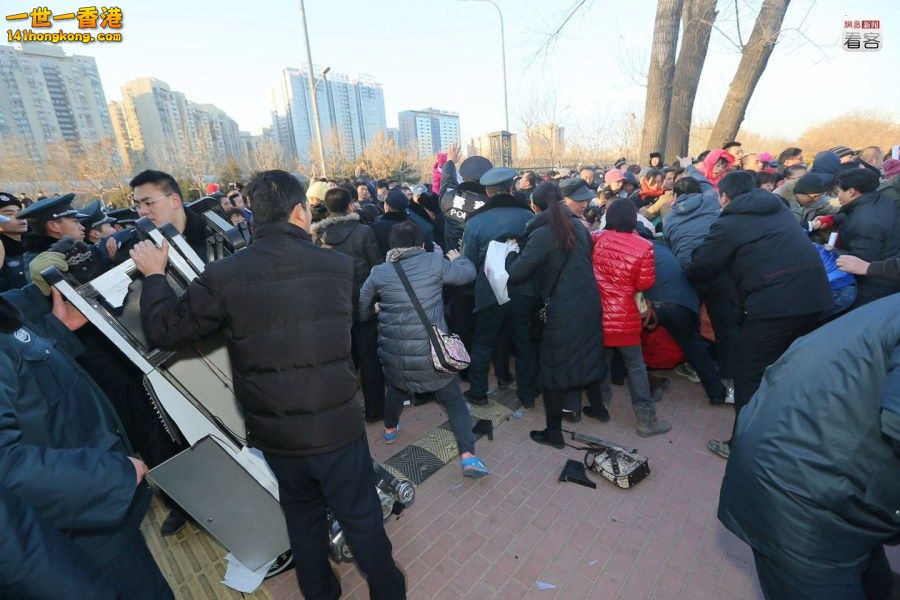 13 北京市少年宮遷址後首次招生，數百名家長帶孩子前來報名，場面壹度發生混亂，少年宮的電子大門被沖入的家長們擠壞.JPG.jpg