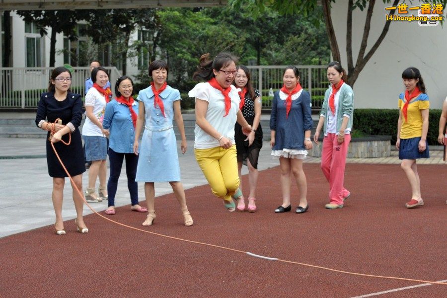 15 四川成都，一小学内300名家长带上红领巾重温小学时光。校方称，此举一方面让家长更好的了解校园生活和教育理念，促进家校沟通.JPG.jpg