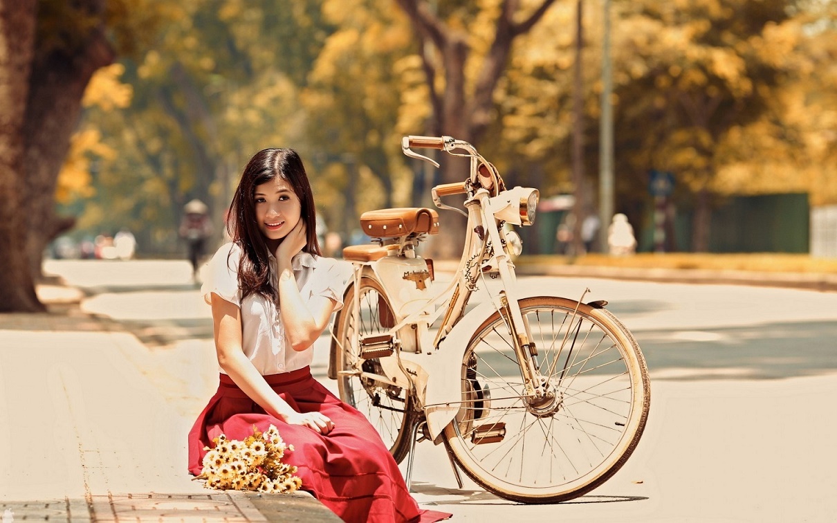 bikelah-girl-oldschool-bicycle.jpg