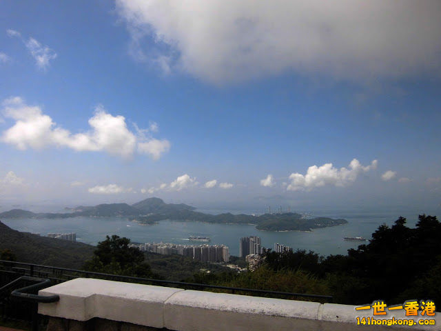 山頂四方亭眺南丫島.JPG