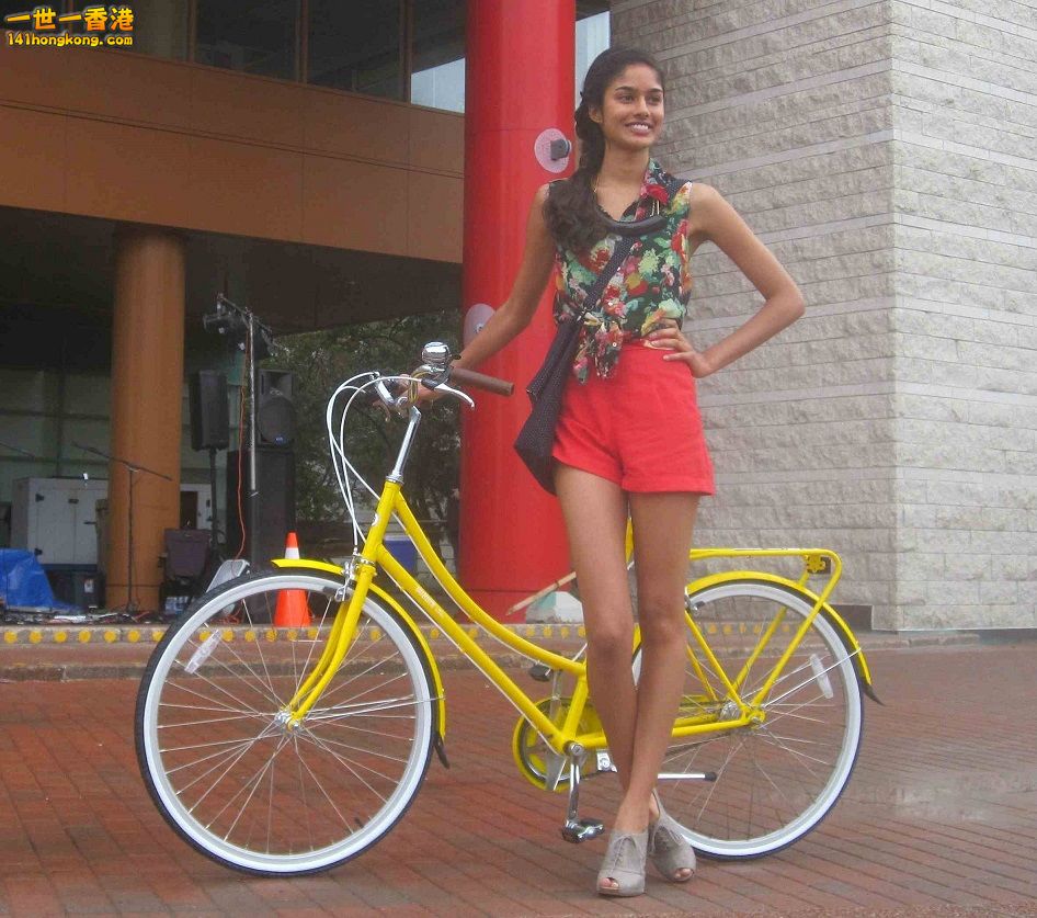 model-next-to-yellow-bicycle-desktop-background-621814b.jpg