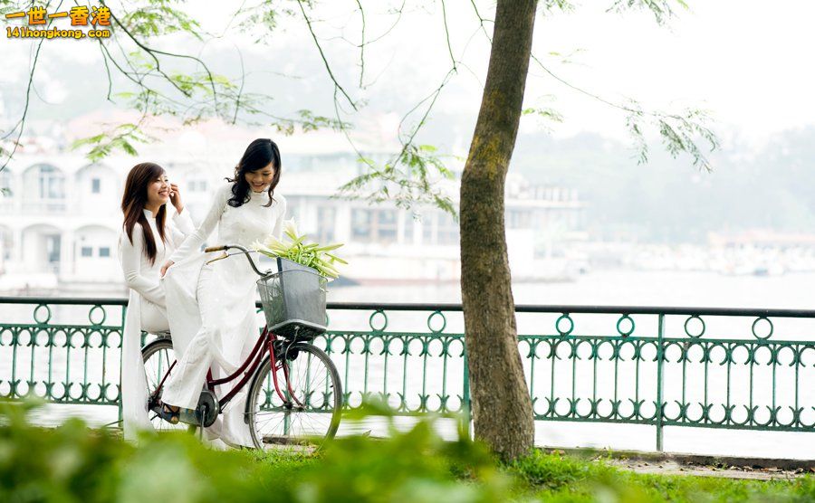 __Chicas_vietnamitas_en_bicicleta.jpg