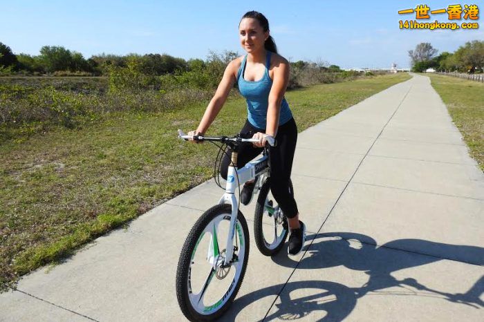 woman-riding-chainless-bike-700x466.jpg