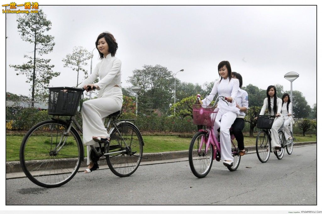 __ao-dai-dap-xe-tren-pho.jpg