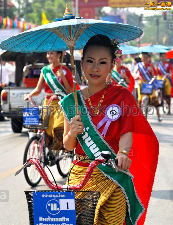 thai-lady-beauty-queen-riding-bicycle-at-umbrella-festivalbor-sangchiang-BJGN04b.jpg