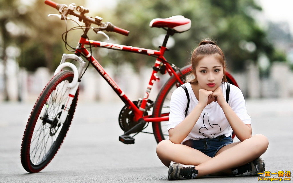 Pretty-Girl-With-Bicycle.jpg