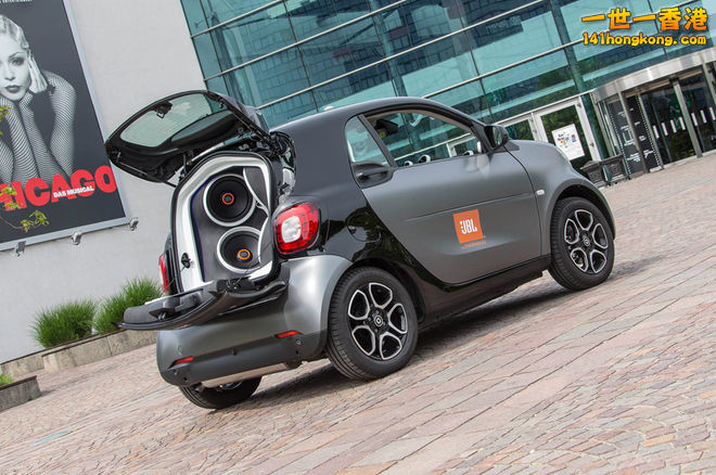 smart-fortwo-and-jbl-audio-02.jpg