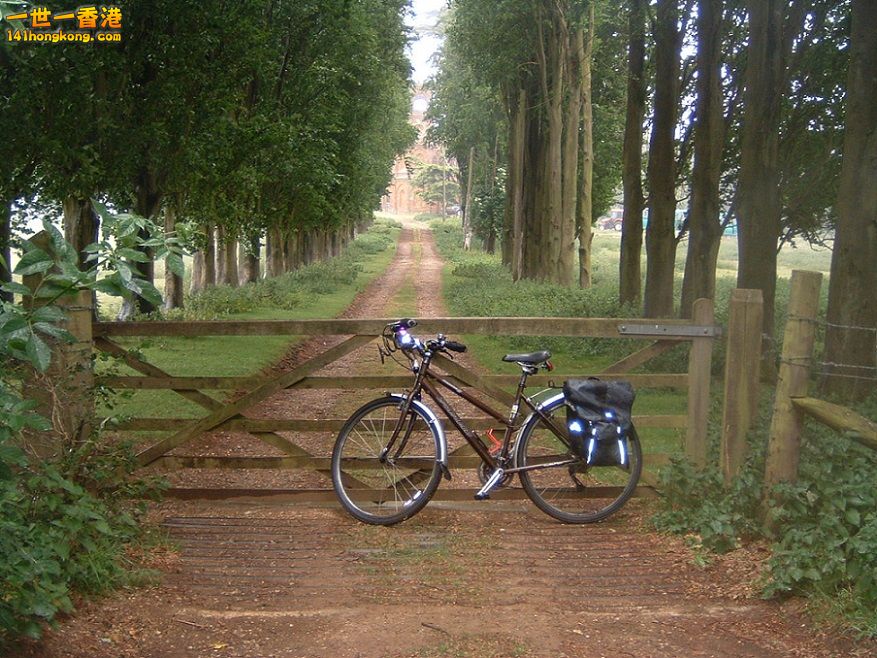 gothic-temple-driveway-stowe-gardens-cycle-trail-may-2011-006b.jpg