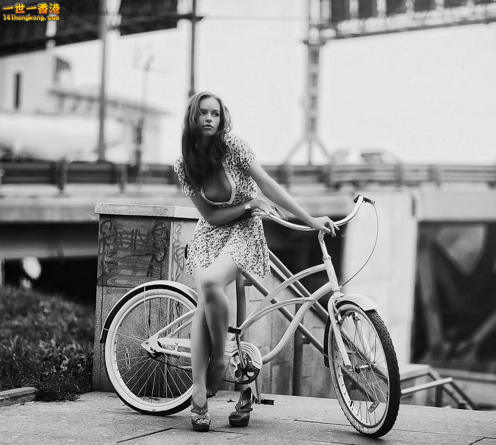 ____Karen-Abramyan-bicycle-retro-style-sexy-women-wallpaper_.jpg