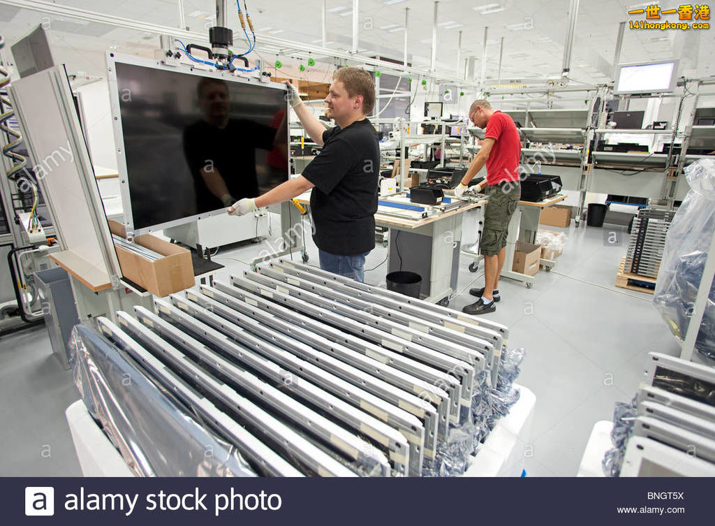 production-of-high-value-flat-screen-lcd-television-sets-by-loewe-BNGT5X.jpg