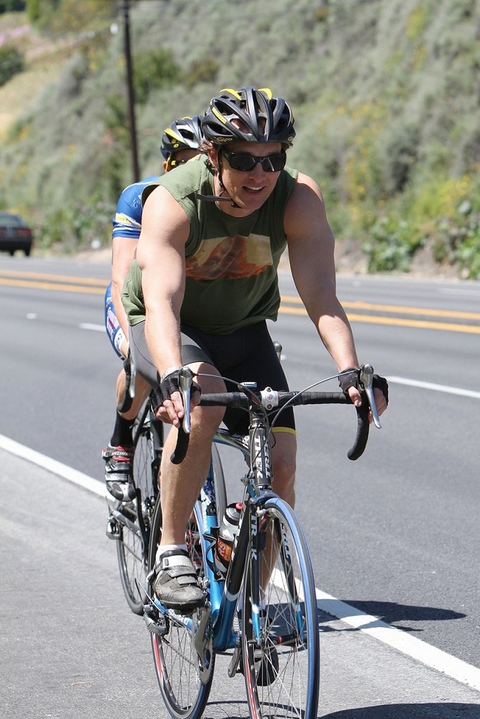 Photos-Matthew-McConaughey-Biking-Malibu.jpg